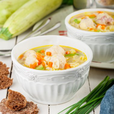 Kabak, makarna ve köfte ile yaz çorbası
