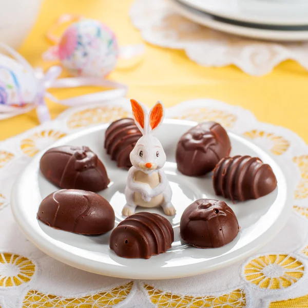 Dulces de chocolate en forma de huevo de Pascua — Foto de Stock