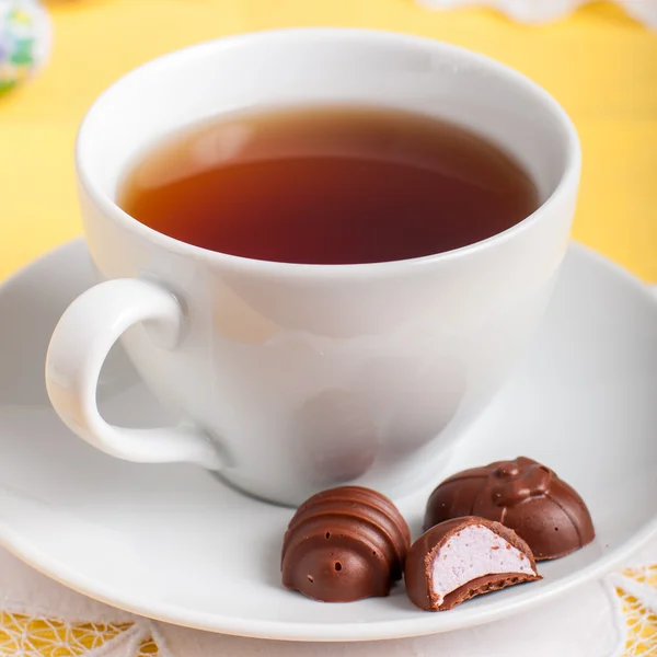 A Cup of Tea with Easter Egg Shaped Chocolate Candies — Stock Photo, Image