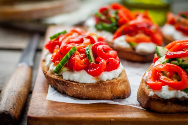 Peperoncino arrosto, cetriolo e Feta Bruschetta — Foto Stock