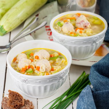 Kabak, makarna ve köfte ile yaz çorbası