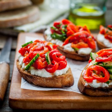 Közlenmiş biber, salatalık ve peynir Bruschetta 