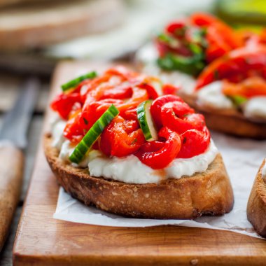 Közlenmiş biber, salatalık ve peynir Bruschetta 