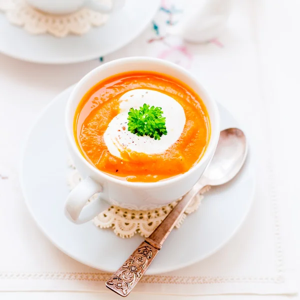 Крем морковный суп в чашке — стоковое фото