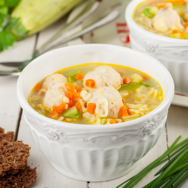 Letní polévka s cuketou, těstoviny a karbanátky — Stock fotografie