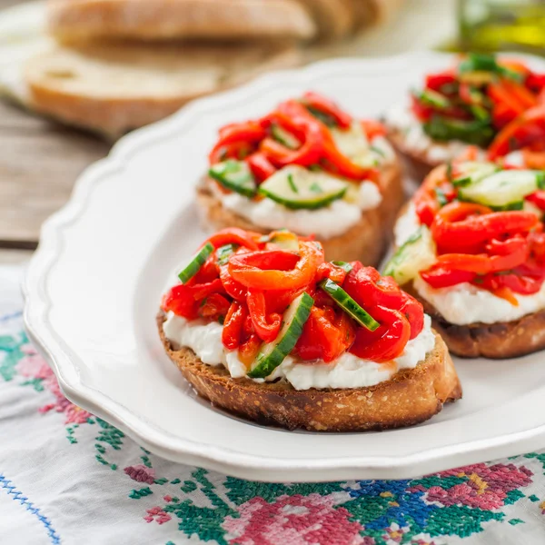 Rostad paprika, gurka och fetaost Bruschetta — Stockfoto