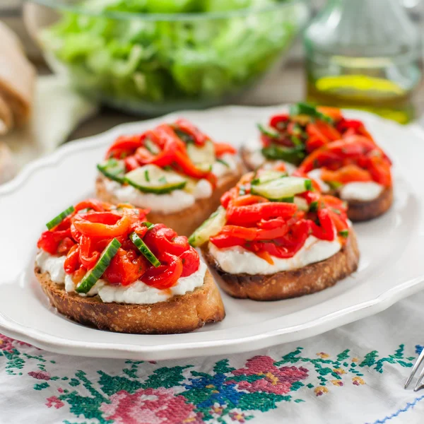 Rostad paprika, gurka och fetaost Bruschetta — Stockfoto