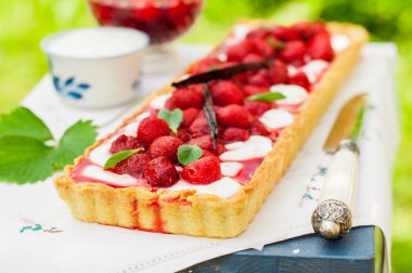 Vanilya çilek ile turuncu lor Tart