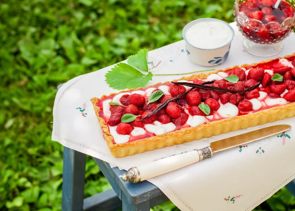 Tarta de cuajada naranja con fresas de vainilla — Foto de Stock