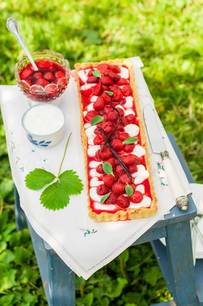 Pomarańczowy twaróg tarta z truskawkami wanilia — Zdjęcie stockowe