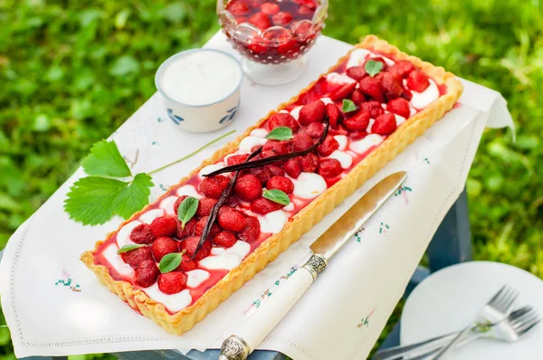 Tarta de cuajada naranja con fresas de vainilla — Foto de Stock