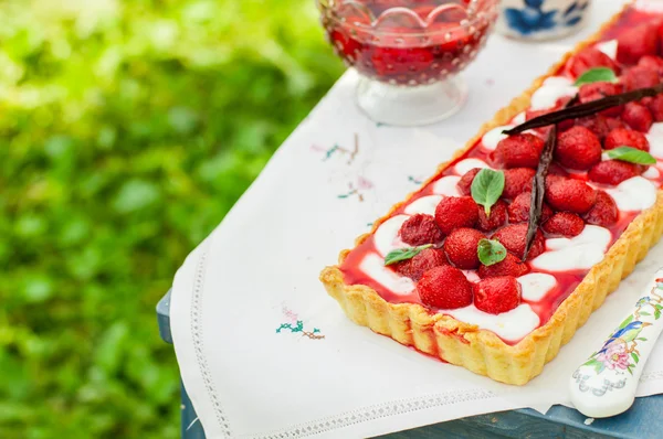 Pomarańczowy twaróg tarta z truskawkami wanilia — Zdjęcie stockowe