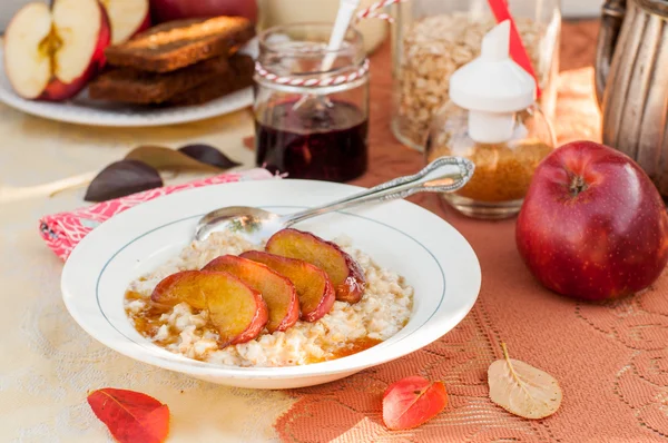 Porridge di avena cremoso con mele al miele — Foto Stock