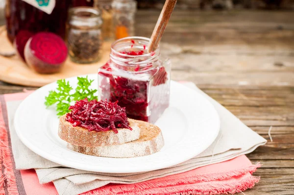 Conservas de sabor de remolacha en tostadas de centeno —  Fotos de Stock