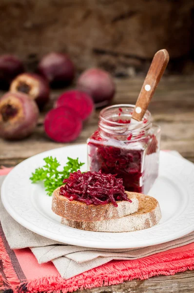 Rode biet Relish conserven op rogge Toast — Stockfoto