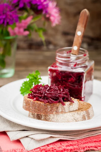 Beetroot Relish Preserves on Rye Toast — Stock Photo, Image