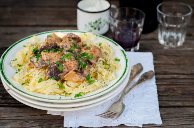 Sığır eti köfte ve yabani mantar ile makarna