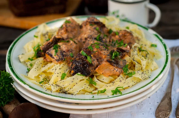 Pâtes aux boulettes de viande de boeuf et champignons sauvages — Photo