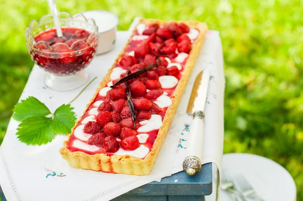 Orange Curd Tart with Vanilla Strawberries — Stock Photo, Image