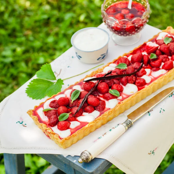 Pomarańczowy twaróg tarta z truskawkami wanilia — Zdjęcie stockowe