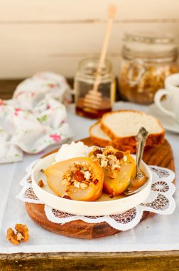Tatlım kızartma armut Granola ve yoğurt ile