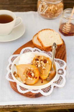 Tatlım kızartma armut Granola ve yoğurt ile