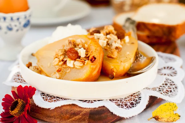 Honey Roast Pears with Granola and Yogurt — Stock Photo, Image
