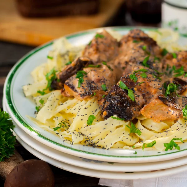 Pâtes aux boulettes de viande de boeuf et champignons sauvages — Photo