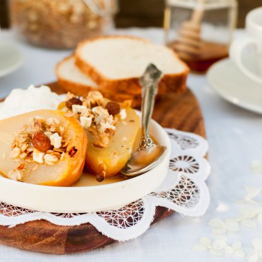 Tatlım kızartma armut Granola ve yoğurt ile