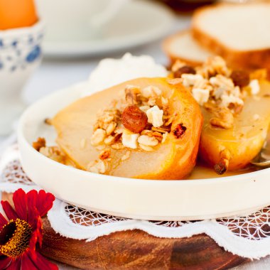 Tatlım kızartma armut Granola ve yoğurt ile