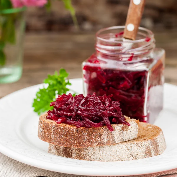 Beetroot Relish Preserves on Rye Toast — Stock Photo, Image