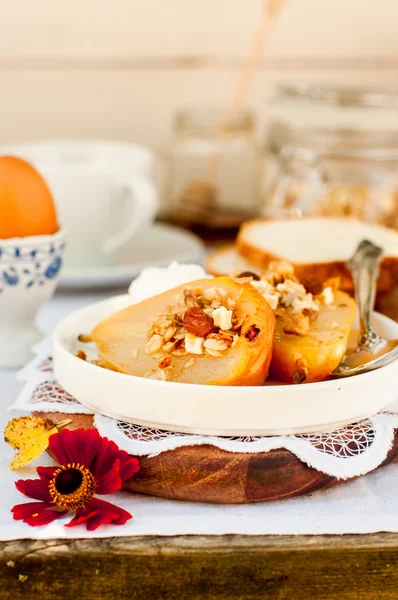 Honey Roast Pears with Granola and Yogurt — Stock Photo, Image