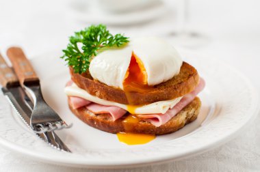 Croque madame, yumurtalı ekmek yumurta ile