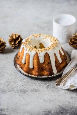 Şekerli ve doğranmış bademli Noel Bundt Meyveli Kek, metin alanınız için kopyala
