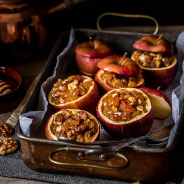 Ceviz ve sultanla doldurulmuş fırınlanmış elmalar, kare.