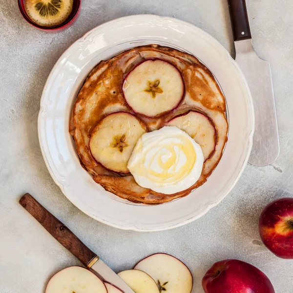 Apfelpfannkuchen Mit Sauerrahm Und Honig Quadratisch — Stockfoto