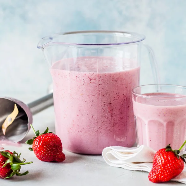 Batido Fresa Mezclado Con Licuadora Mano Una Taza Medir Cuadrado —  Fotos de Stock