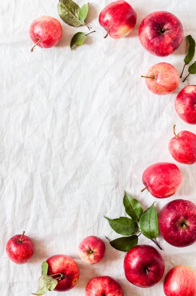 Pommes Rouges Mûres Avec Feuilles Fond Tissu Blanc Ridé Espace — Photo