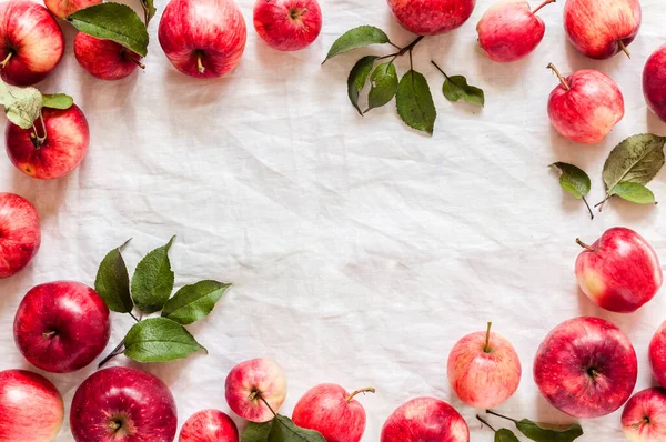 Maturare Mele Rosse Con Foglie Sfondo Panno Bianco Rugoso Copiare — Foto Stock