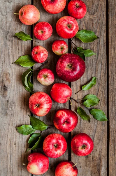 Rijp Rode Appels Met Bladeren Oude Houten Achtergrond — Stockfoto
