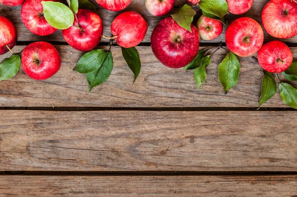 带有叶子的成熟红苹果 旧木背景 复制文本的空间 — 图库照片