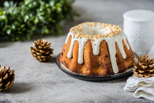 Χριστουγεννιάτικο Κέικ Φρούτων Bundt Frosting Και Κομμένα Αμύγδαλα — Φωτογραφία Αρχείου