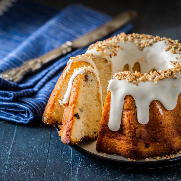 Sliced Christmas Bundt Fruit Cake Frosting Chopped Almonds Square — Stock Photo, Image