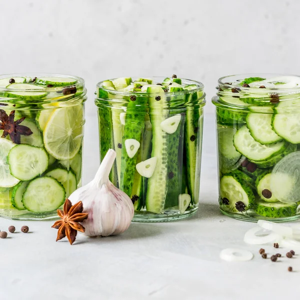 Variedad Pepinos Enlatados Con Especias Ajo Cebolla Limón Cuadrados —  Fotos de Stock