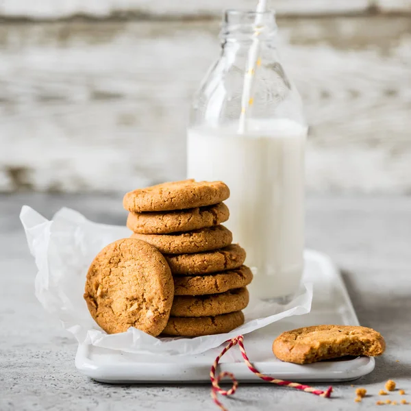 Ein Stapel Kekse Mit Einer Flasche Milch Quadratisch — Stockfoto