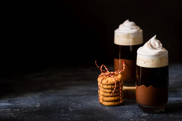 Café Capas Navidad Chocolate Crema Batida Postre Bebida Vasos Con — Foto de Stock