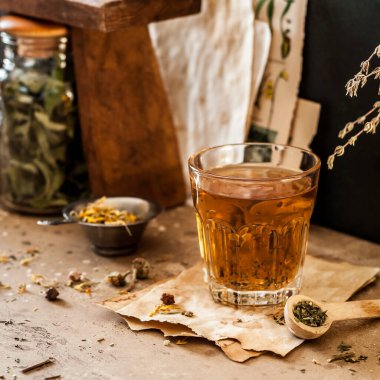 Bitki çayı ve çeşitli kurutulmuş bitki karışımı, kare.