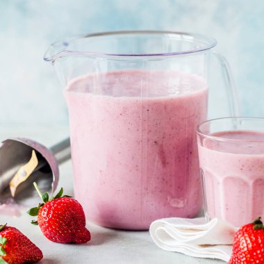 Çilekli Meyve Smoothie, Ölçüm kabında el blenderi ile harmanlanmış, kare
