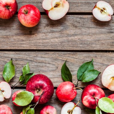 Olgunlaşmış Yapraklı Kırmızı Elmalar, Eski Ahşap Arkaplan, kare, metin için kopyalama alanı