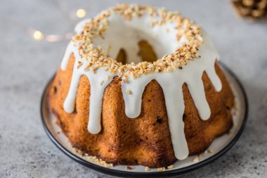 Şekerli ve doğranmış bademli Noel Bundt Meyveli Kek, afiş, metin alanınız için kopyalama alanı